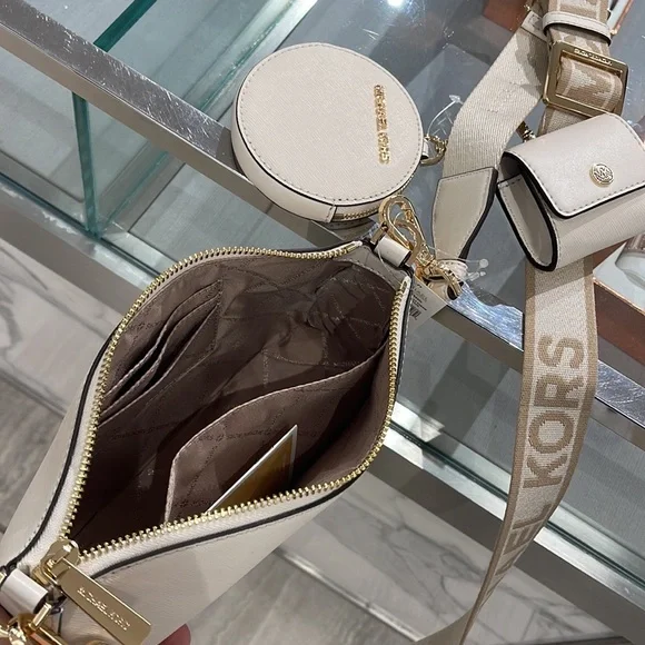 MICHAEL KORS
Jet Set Saffiano Leather Crossbody Bag with Case Apple Airpods Pro® - Picture 12 of 16